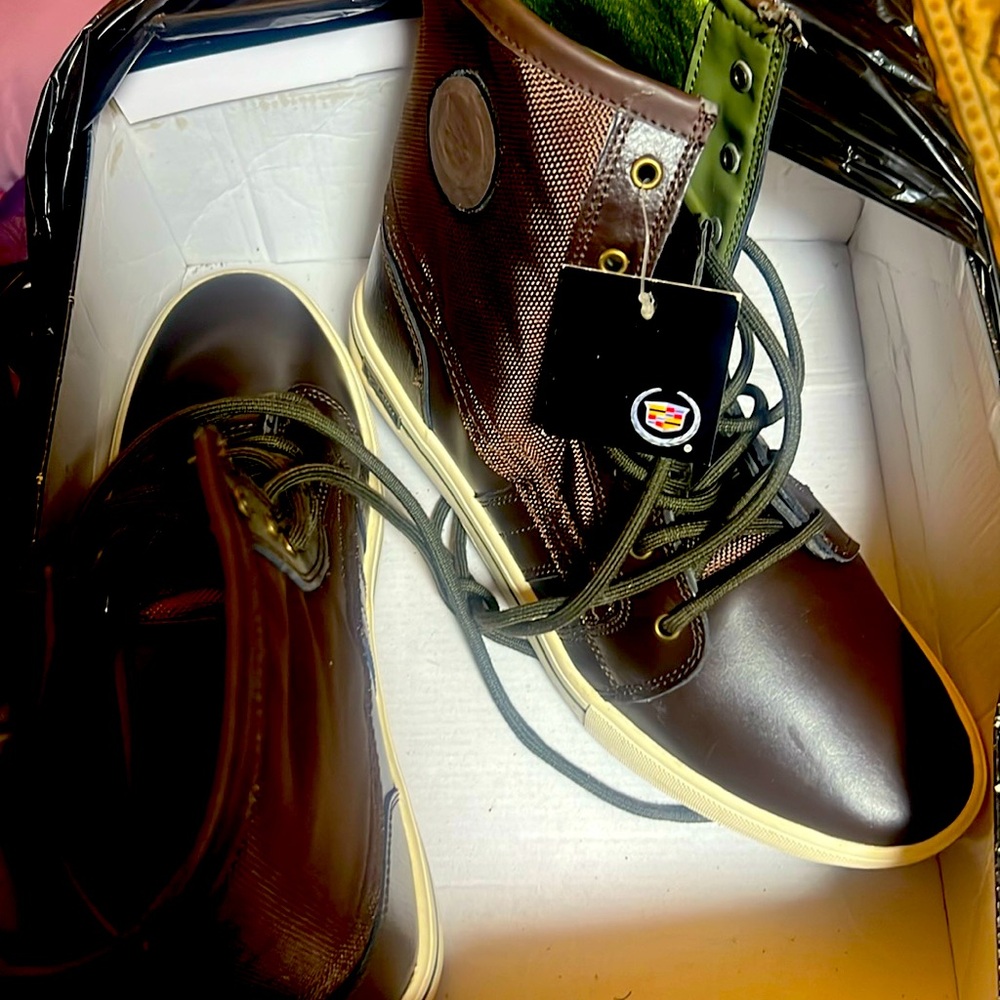 Tennis shoe boot